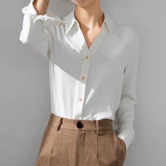 Brand new blouse with V neck - Picture 4 of 8